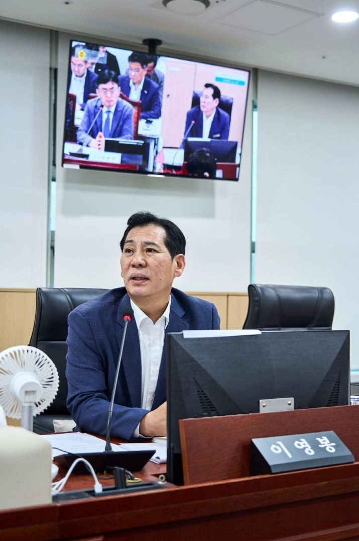▲ 지난 21일 열린 경기도경제과학진흥원(이하 경과원) 업무보고에서 질의하는 이영봉 의원(사진=경기도의회)