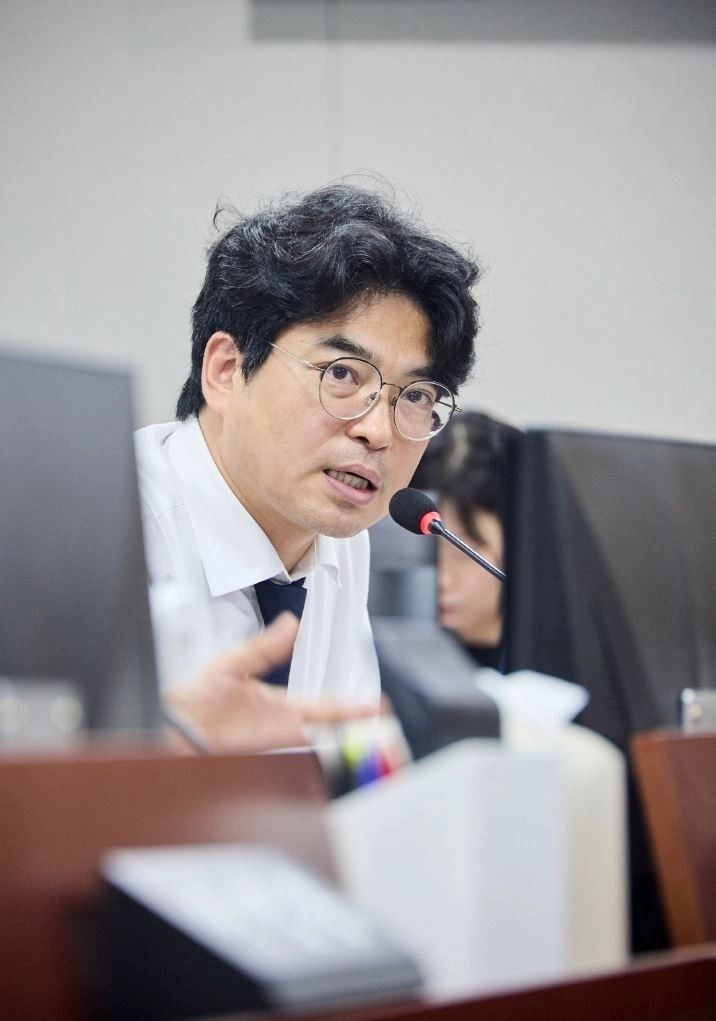▲ 지난 20일 실시된 미래성장산업국 업무보고에서 질의하는 박상현 의원(사진=경기도의회)