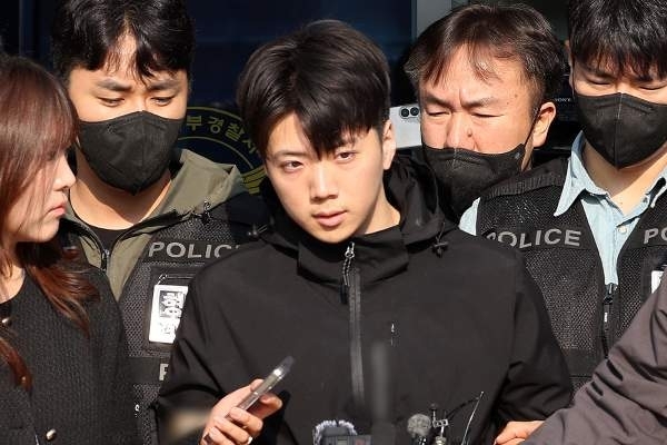 지난 5월 5일 0시 10분쯤 광주 광산구 월계동의 한 고등학교 인근 인도에서 귀가하던 이채원(17)양을 살해한 장윤기(23)가 영장실질심사를 받고 유치장으로 향하고 있다.