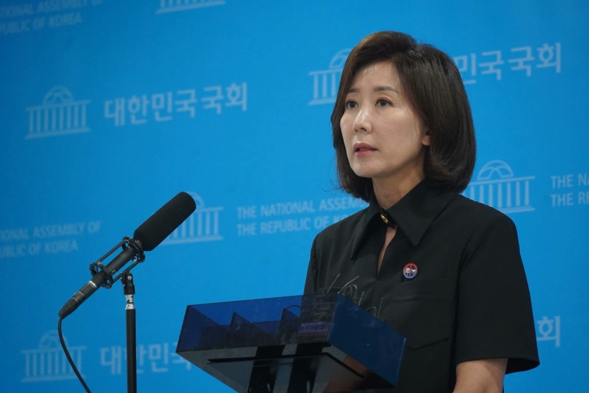 나경원 국민의힘 의원이 23일 국회 소통관에서 ‘이재명 정권의 야당 탄압과 보복 수사’를 규탄하는 기자회견을 하고 있다.