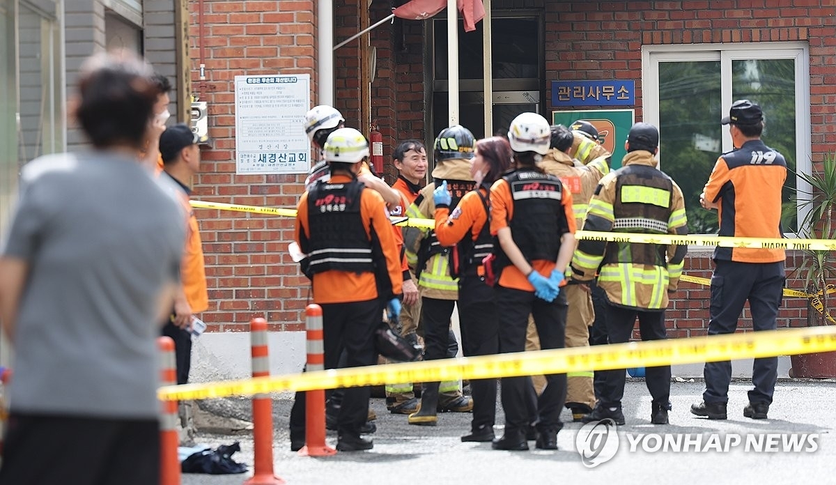 23일 오전 8시 29분쯤 경북 경산시 사동 한 아파트 관리실 안에서 폭발 추정 사고가 난 가운데 관계 당국 관계자들과 주민들이 현장 주변에 모여있다. 연합뉴스