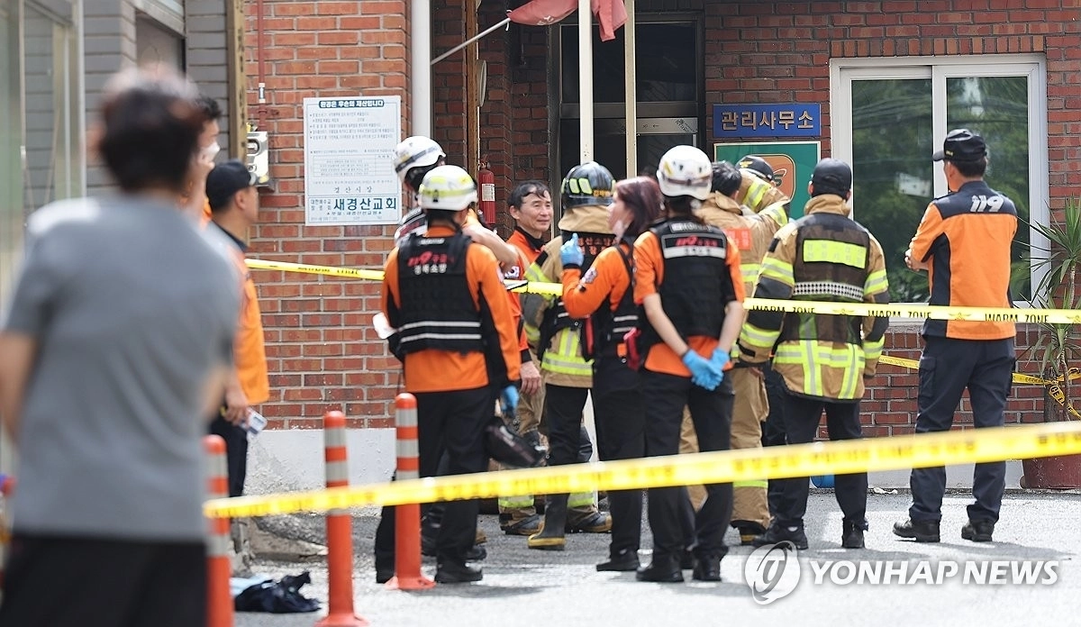 23일 오전 8시 29분쯤 경북 경산시 사동 한 아파트 관리실 안에서 폭발 추정 사고가 난 가운데 관계 당국 관계자들과 주민들이 현장 주변에 모여있다. 연합뉴스