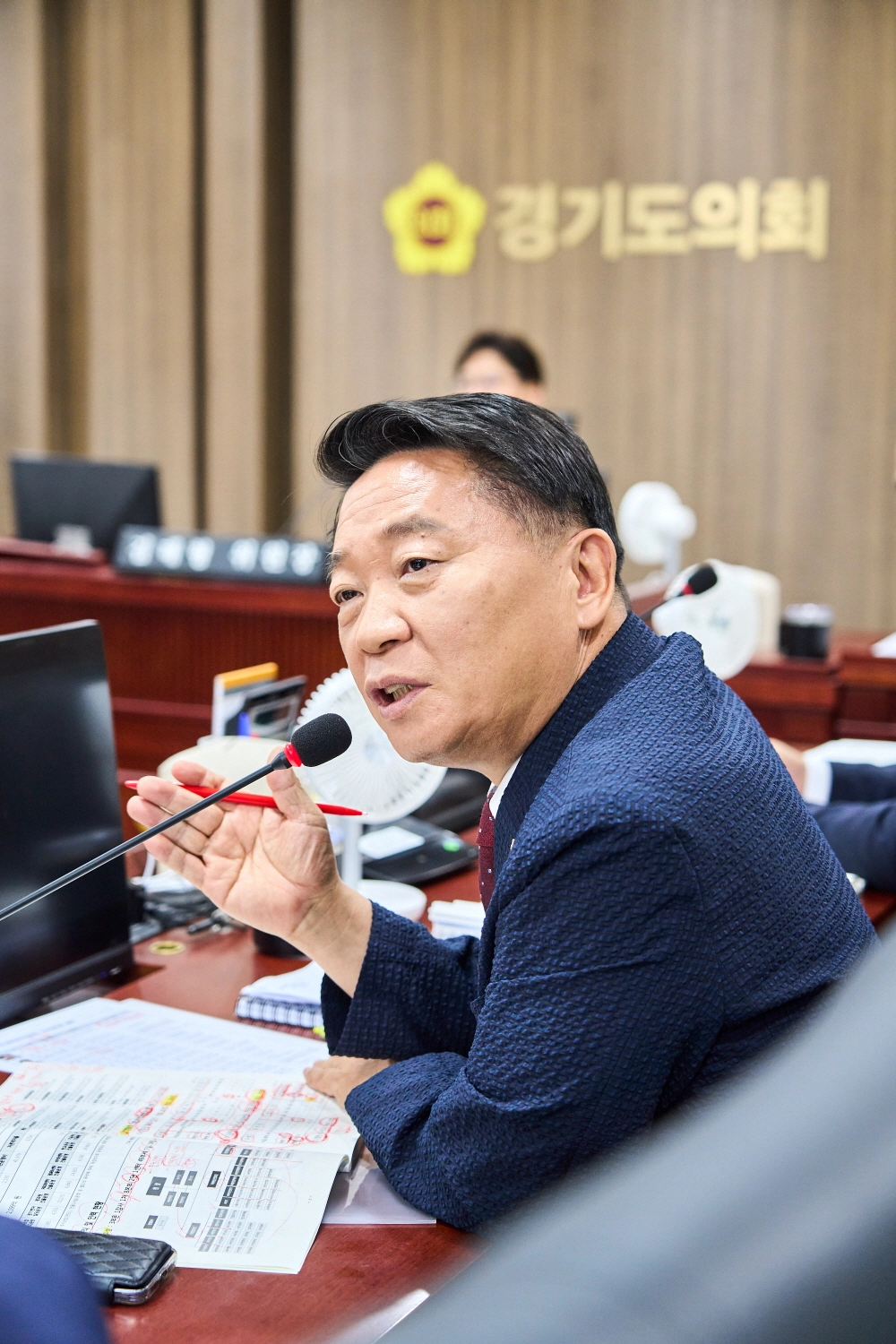▲21일 열린 경기도의회 미래과학협력위원회 업무보고에서 방성환 의원이 차세대융합기술연구원과 경기테크노파크의 조직 구조 개편 및 정체성 확립을 촉구하고 있다. (사진=경기도의회)