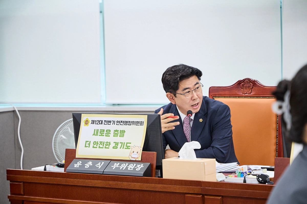 ▲22일 열린 경기도의회 안전행정위원회 소방 분야 업무보고에서 윤충식 부위원장이 경기북부 맞춤형 소방 대응체계 구축과 안전체험교육의 지역 격차 해소를 주문하고 있다. (사진=경기도의회)