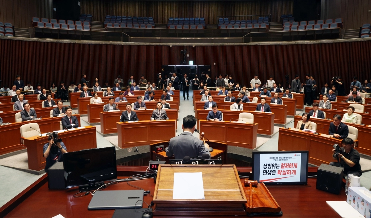 김승수 국민의힘 원내운영수석부대표가 23일 오전 서울 여의도 국회에서 열린 제22대 국회 후반기 상임위원장 후보자 선출 의원총회에서 의사봉을 두드리고 있다.  뉴스1
