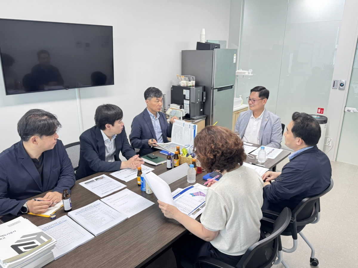 ▲22일 경기도의회에서 안계명 도시환경위원회 의원이 경기주택도시공사 관계자들과 경기경제자유구역 현덕지구 조성사업의 신속한 추진방안을 논의하고 있다. (사진=경기도의회)