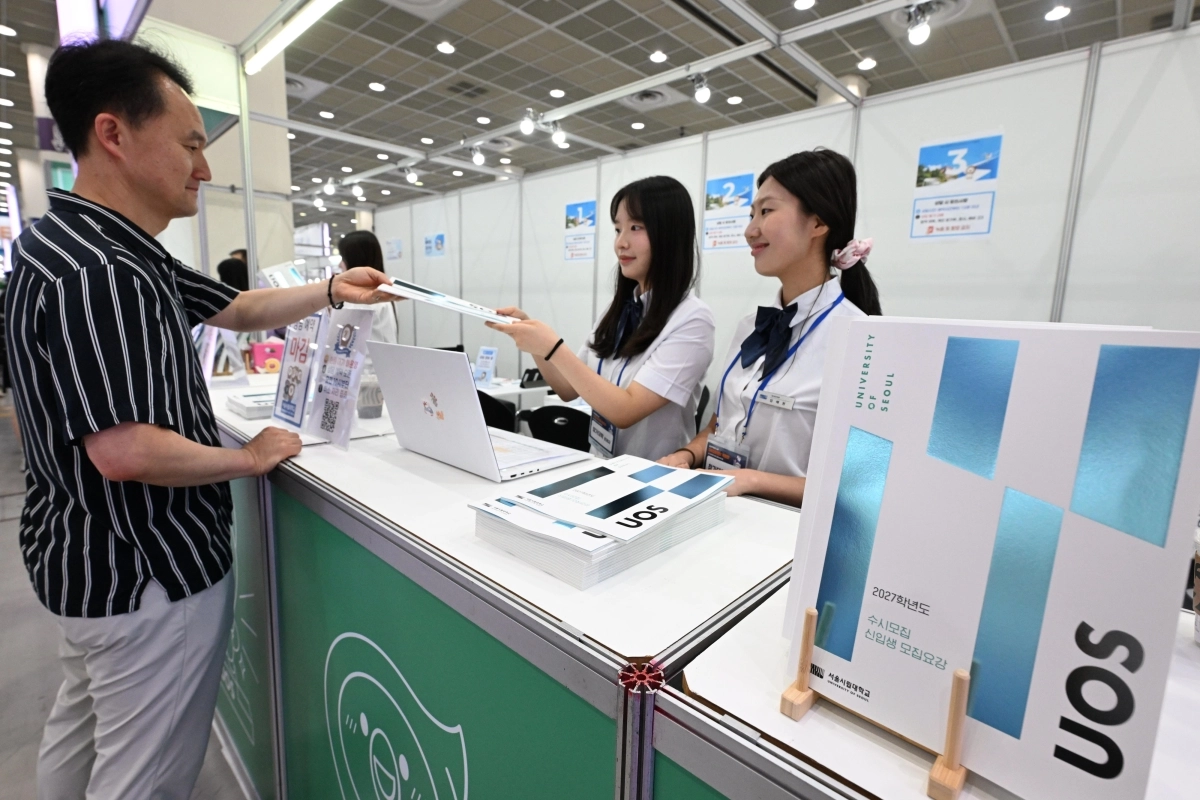 23일 서울 강남구 코엑스에서 열린 2027학년도 수시대학입학정보박람회를 찾은 사람들이 서울시립대 학교 부스에서 입시 정보를 받고 있다. 2026.7.23 도준석 전문기자