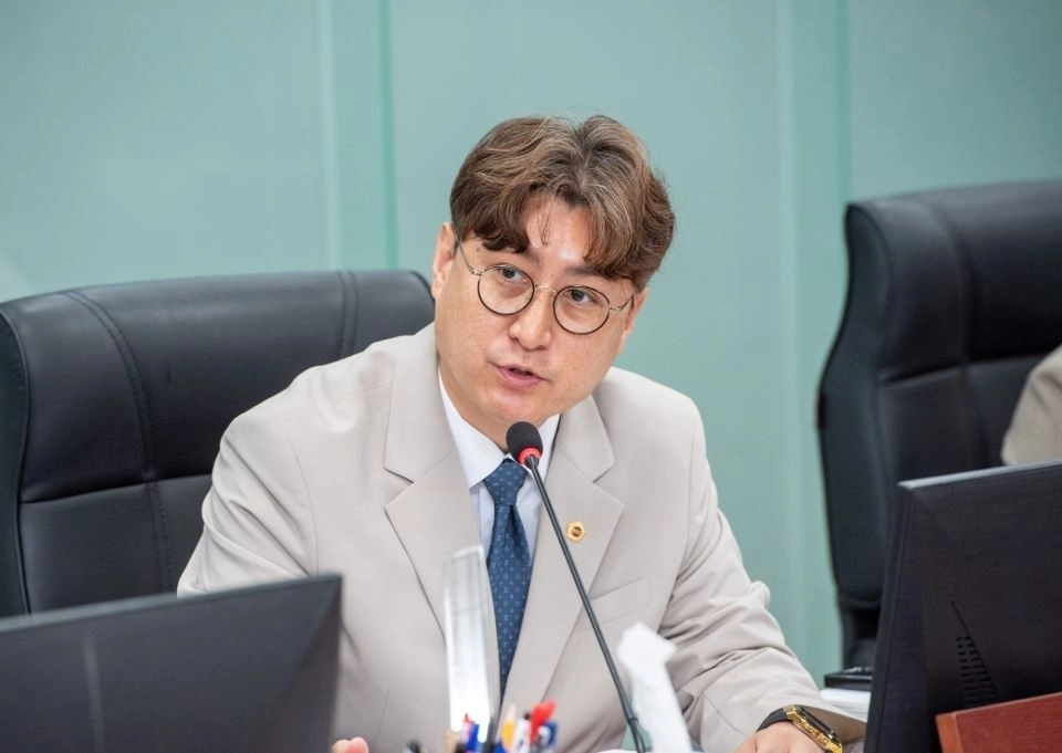 ▲ 지난 21일 보건건강국·경기도의료원·보건환경연구원 업무보고에서 질의하는 우현욱 의원(사진=경기도의회)