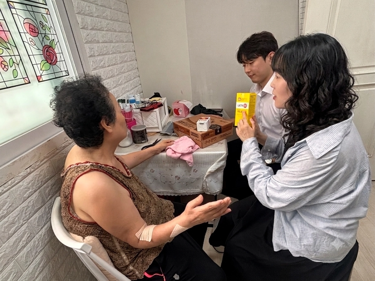 은평구 방문간호사가 건강관리사업 대상 어르신 가정에서 영양제를 전달하며 복약지도를 하고 있다. 은평구 제공