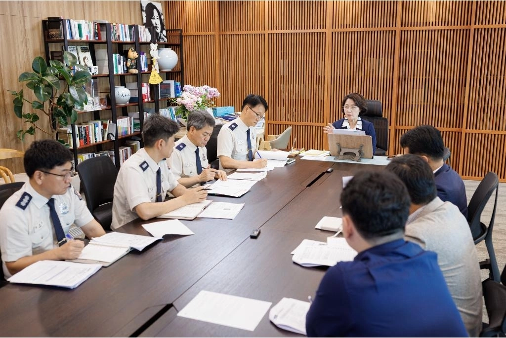 추미애 경기도지사가 22일 경기도청 집무실에서 진행된 물류창고 화재안전 강화 전략 회의를 주재하고 있다. 경기도 제공