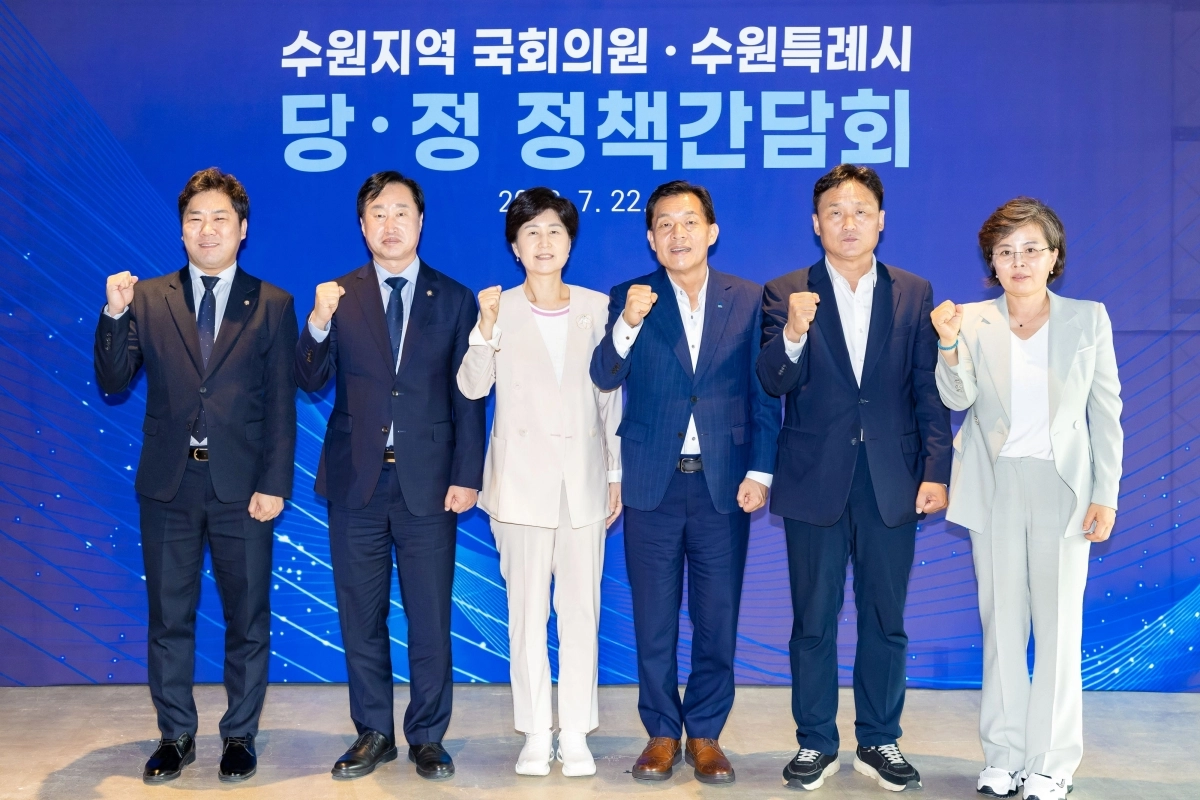 22일 수원시-국회의원 당정 간담회에 참석한 김미경 수원시의회 의장(오른쪽부터), 김영진 의원, 이재준 수원시장, 백혜련 의원, 김준혁 의원, 이대선 수원시의회 더불어민주당 교섭단체 대표가 기념 촬영을 하고 있다. 수원시 제공