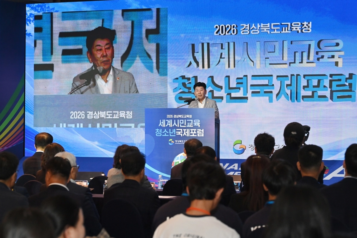 축사하는 정한석 위원장. 경북도의회 제공