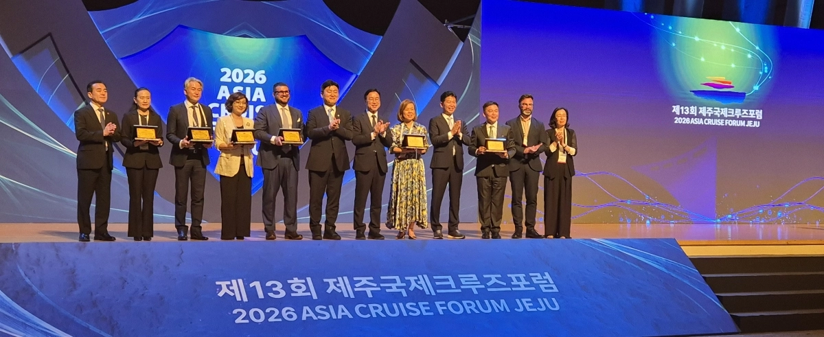 제주도는 23일 제주국제컨벤션센터(ICC JEJU)에서 해양수산부와 공동으로 열린 ‘제13회 제주국제크루즈포럼’ 개막식에서 위성곤 제주지사, 남재헌 해양수산부 차관 등 크루즈 관계자들과 각계 인사들이 기념촬영을 하고 있다.