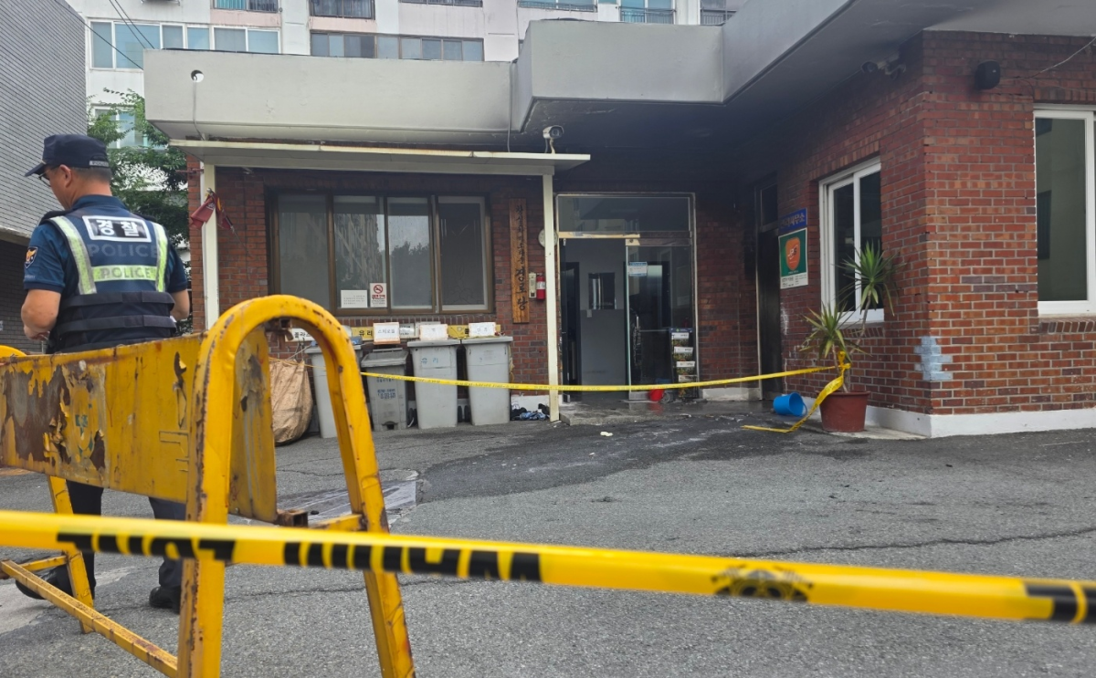 경북 경산시 사동의 한 아파트 관리사무소에서 23일 오전 8시 29분쯤 방화로 추정되는 폭발 추정 사고가 8명이 다친 가운데 당국이 현장을 살펴보고 있다. 2026. 7. 23. 대구 민경석 기자