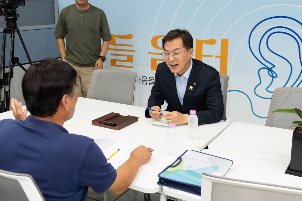 김중남 강원 강릉시장이 21일 시청 들음터에서 시민으로부터 시정 제안을 받고 있다. 강릉시 제공
