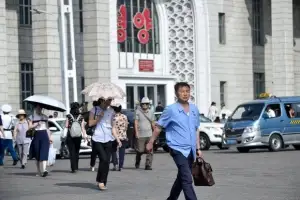 “낮에 음식 팔고 저녁엔 성매매”…기차역서 남자 만나는 北여성들