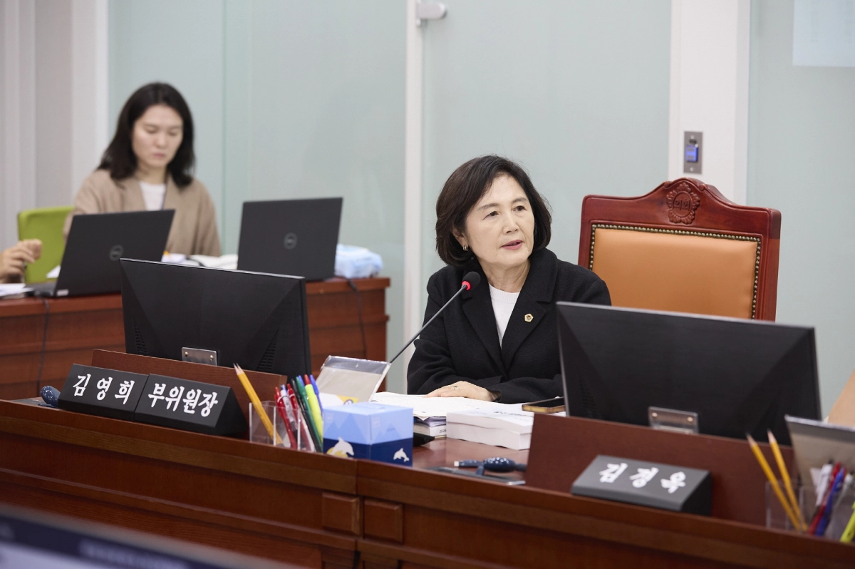 ▲ 김영희 의원이 제392회 임시회 제1차 교육기획위원회 회의에서 경기도교육청 북부청사 직장어린이집의 탄력적 운영 및 이용 활성화 방안을 당부하고 있다. (사진=경기도의회)