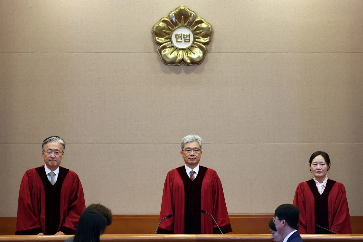 김상환 헌법재판소장(가운데)을 비롯한 헌법재판관들이 23일 서울 종로구 헌재 대심판정에서 헌법소원 심판 선고를 진행하고 있다. 연합뉴스