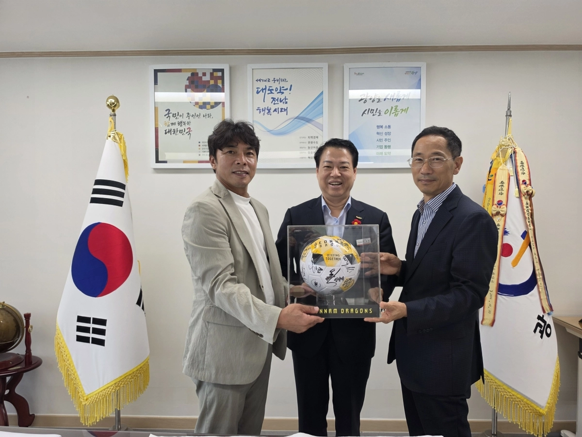 박성현(가운데) 광양시장이 임관식 전남드래곤즈 감독을 초청해 환담을 갖고, 올 시즌 하반기 선전을 기원했다.