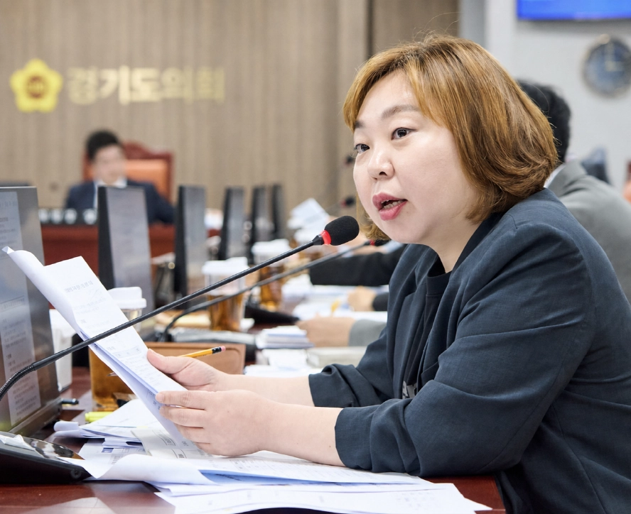 ▲ 전자영 의원이 22일 제392회 임시회 의회사무처 업무보고에서 85억 원 규모의 AI 의정플랫폼 구축사업과 의정홍보 사업의 실효성을 점검하고 있다. (사진=경기도의회)