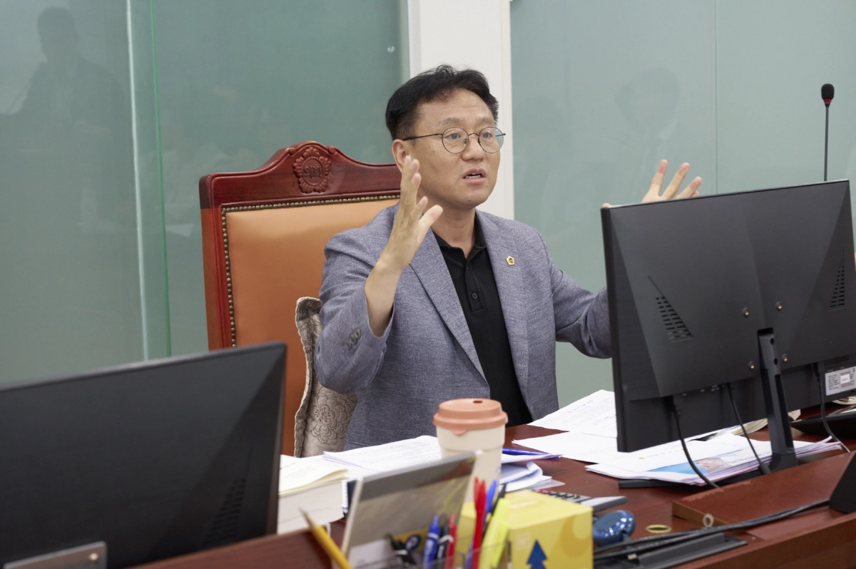 ▲ 유병수 의원이 22일 열린 제392회 임시회 교육기획위원회 회의에서 교육감 교체와 무관한 지속가능한 민주시민교육 체계 구축을 촉구하고 있다. (사진=경기도의회)