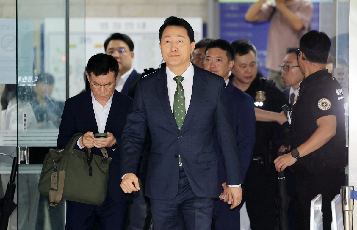 정치 브로커 명태균씨로부터 여론조사 결과를 받아보고 후원자에게 비용을 대납하게 한 혐의로 기소된 오세훈 서울시장이 지난 22일 서울 서초구 서울중앙지법에서 열린 선고 공판을 마친 뒤 법정을 나서고 있다. 연합뉴스