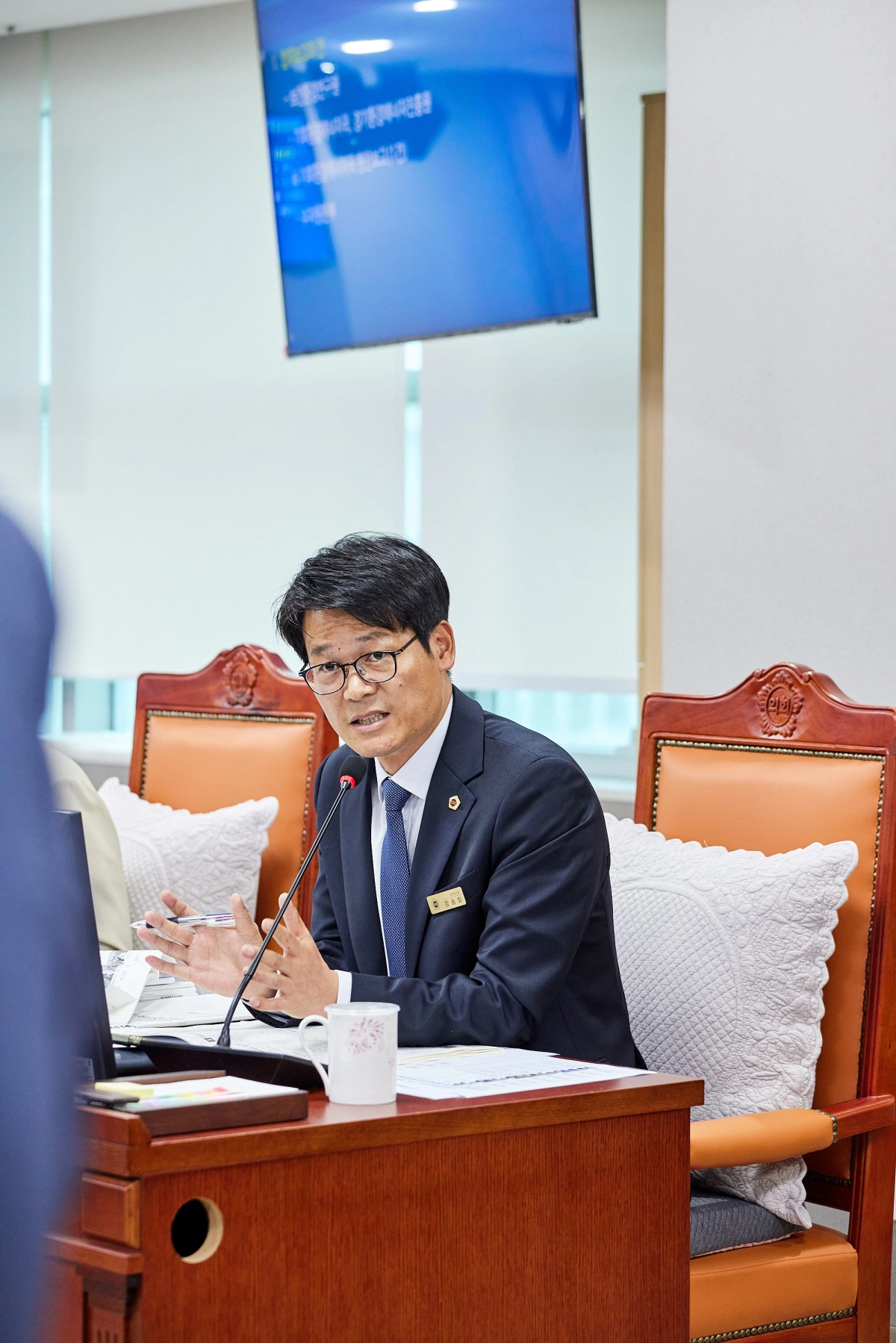 ▲ 장송회 의원이 21일 열린 제392회 임시회 업무보고에서 수자원본부 상대로 질의를 진행하고 있다. (사진=경기도의회)