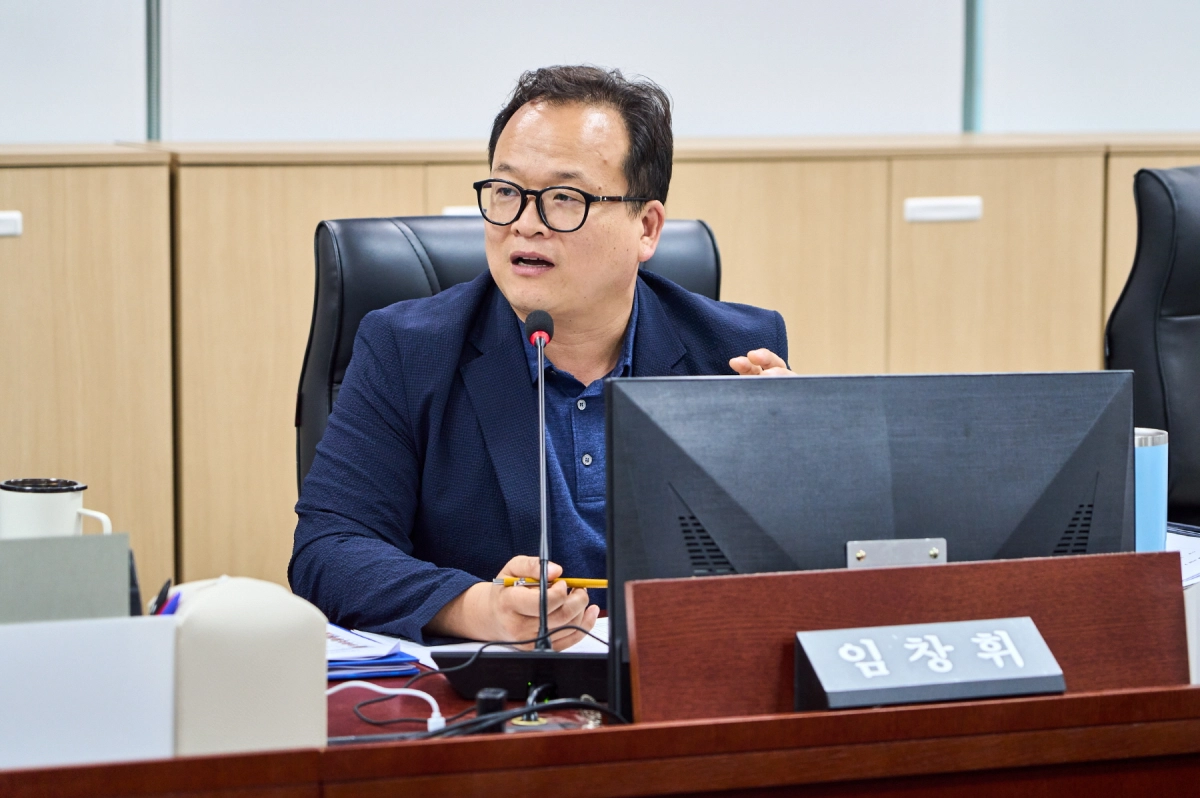 ▲ 임창휘 의원이 21일 경기도경제과학진흥원 업무보고에서 질의를 진행하고 있다. (사진=경기도의회)