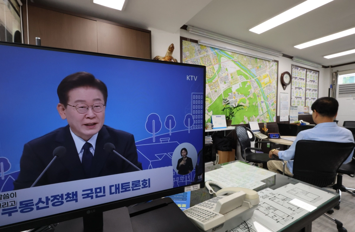 23일 서울 강남구 한 부동산 중개업소에서 관계자가 ‘부동산정책 국민 대토론회’ 중계방송을 보고 있다.