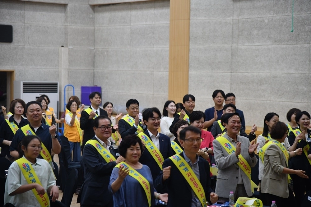 서준오(가운데) 노원구청장이 23일 구청 2층 대강당에서 열린 ‘2026 세계 자원봉사자의 해 비전 선포식’에 참석해 플래시몹을 하고 있다. 노원구 제공