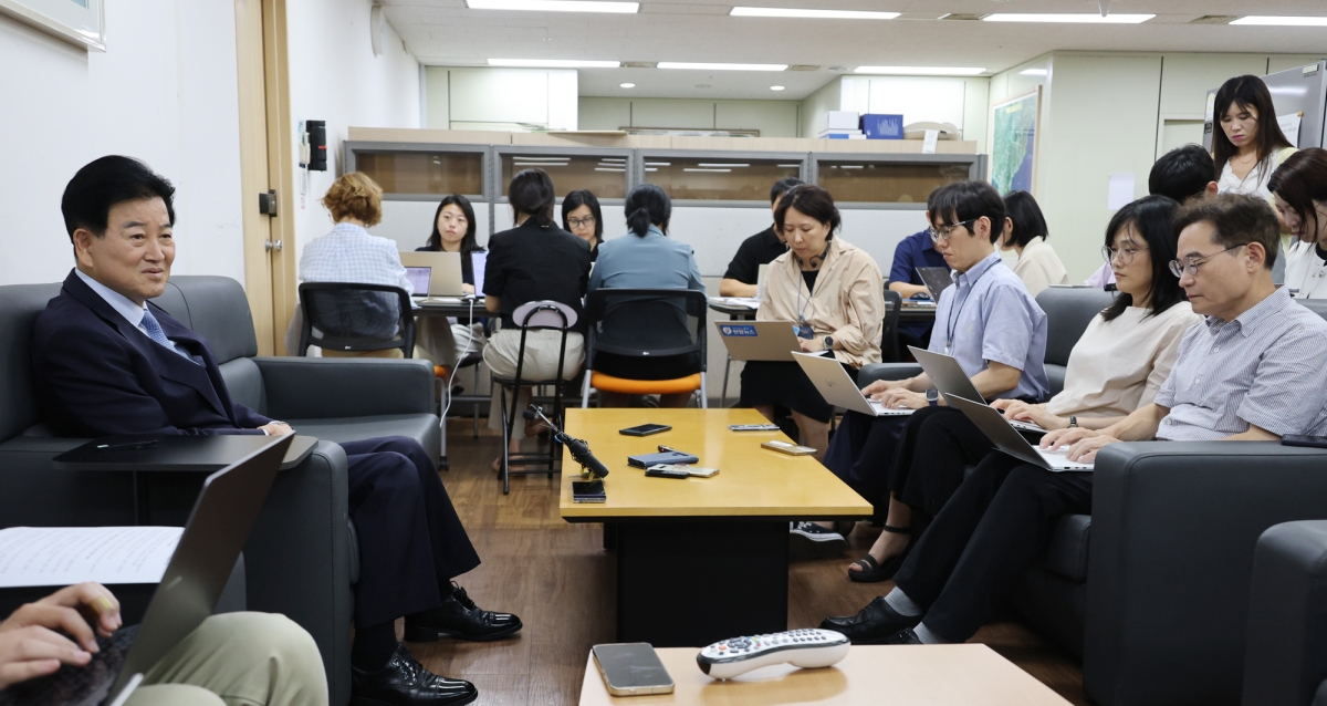 정동영(왼쪽) 통일부 장관이 취임 1주년을 이틀 앞둔 23일 정부서울청사 통일부 기자실에서 기자 간담회를 진행하고 있다. 연합뉴스