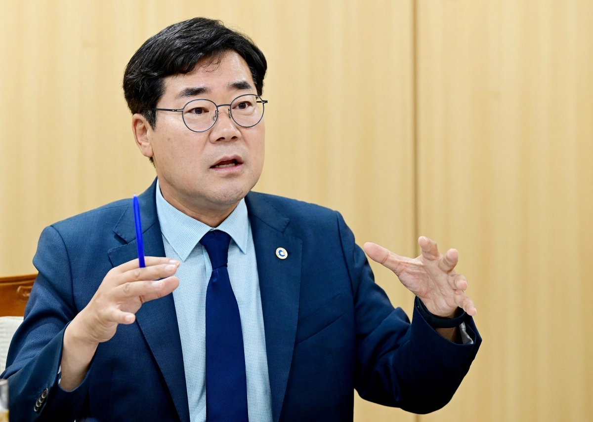 박찬대 인천시장이 23일 서울신문과의 인터뷰에서 “인천을 평균 연봉 5500만원, 국내 5위 생산도시로 만들겠다”며 포부를 밝히고 있다. 인천시 제공
