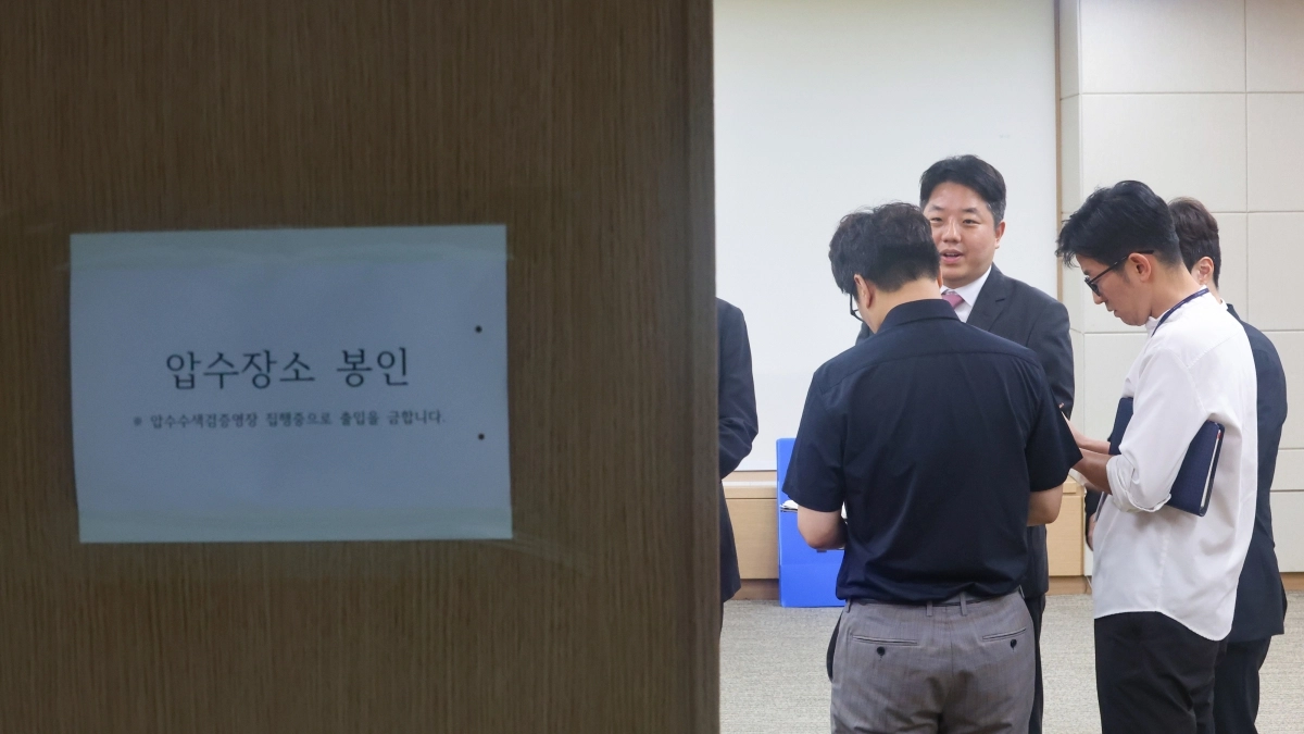 투표용지 부족 사태 진상 규명을 위한 검경 합동수사본부 관계자들이 23일 경기 과천시 중앙선거관리위원회에 도착해 압수수색을 준비하고 있다. 연합뉴스