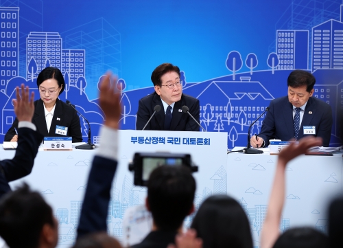 이재명 대통령 주재로 23일 여의도 KBS 별관에서 열린 부동산정책 국민 대토론회에서 참석자들이 발언권을 요청하고 있다. 연합뉴스