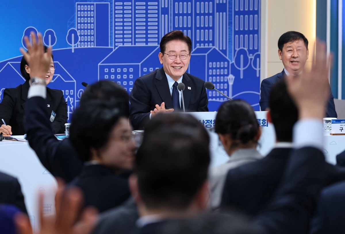 이재명 대통령 주재로 23일 서울 여의도 KBS별관에서 열린 부동산정책 국민 대토론회에서 질문하려는 참석자들이 손을 들고 있다.