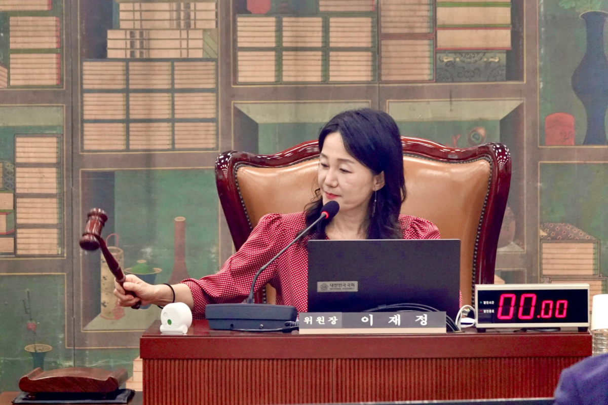 이재정 국회 문화체육관광위원회 위원장이 지난 21일 문체위 전체회의에서 당초 이튿날로 예정했던 대한축구협회 청문회를 오는 30일로 연기하는 안건을 의결하고 있다. 이재정 의원실 제공
