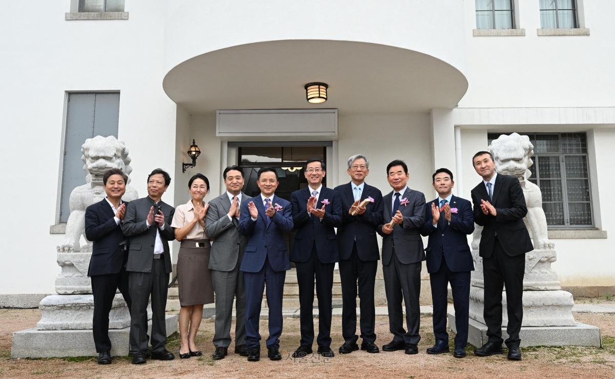 23일 서울 성북구 간송미술관에서 열린 석사자상 중국 기증식에 참석한 내빈들이 석사자상과 함께 기념촬영을 하고 있다. 왼쪽부터 김영배 더불어민주당 의원, 강인 서령인사 부이사장, 이재정 국회 문화체육관광﻿위원장, 전인건 간송미술﻿관장, 다이빙 주한중국대사, 라오취안 중국 국가문물국장, 유홍준 국립중앙박물﻿관장, 김진표 전 국회의장, 박정 한중의원연맹상임부회장, 원다옌 중국 국가문물국 교류협력사장. 도준석 전문기자