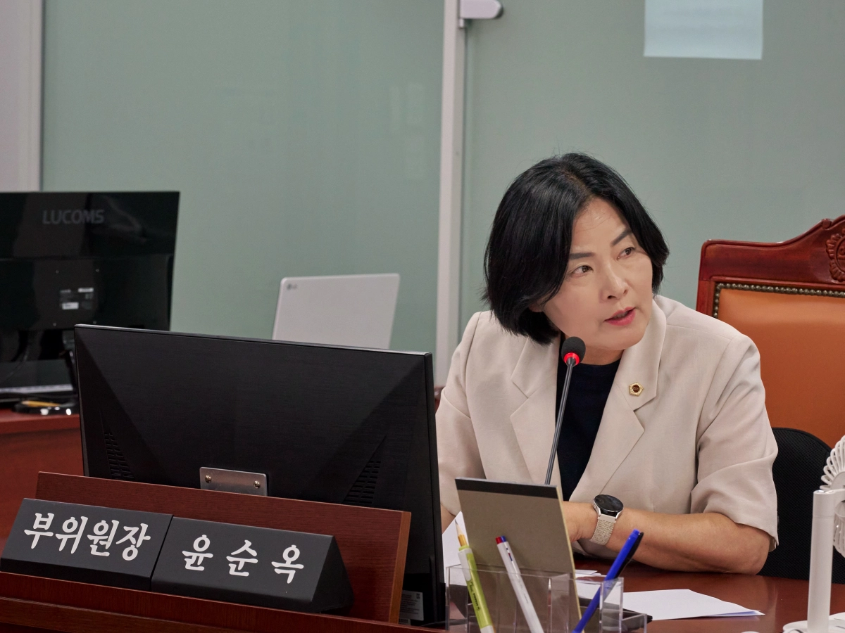 ▲윤순옥 의원이 제392회 임시회 건설교통위원회 회의에서 일산대교 통행료 지원 및 무료화 확대 정책의 재원 마련 대책을 질의하고 있다. (사진=경기도의회)
