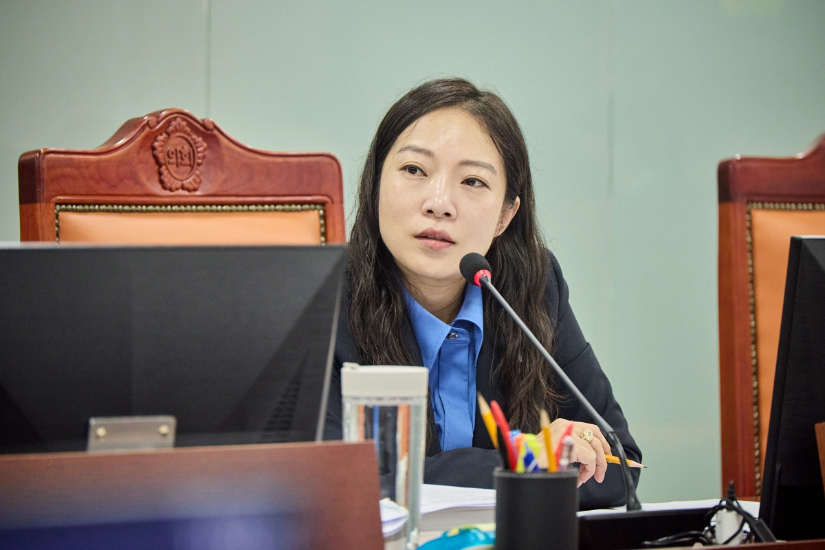 ▲안시현 의원이 제392회 임시회 문화체육관광위원회 회의에서 동두천 락페스티벌 경연대회의 공정성 확보와 경기도의 책임 있는 관리·감독을 주문하고 있다. (사진=경기도의회)