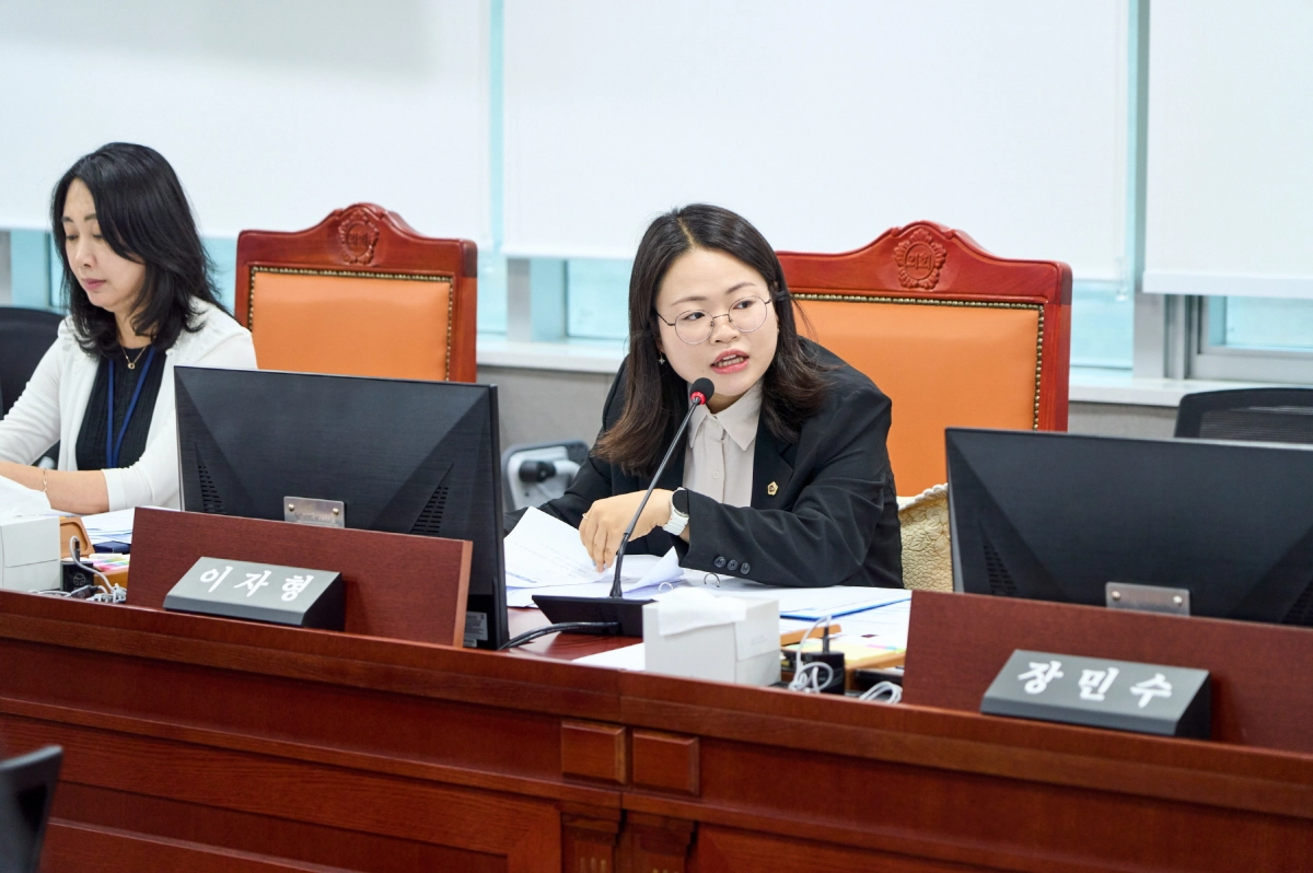 ▲이자형 의원이 제392회 임시회 의회운영위원회 회의에서 경기도교육청 비서실을 상대로 통합교육지원청 분리 신설 사업의 연속성 확보와 철저한 추진 대책 마련을 주문하고 있다. (사진=경기도의회)