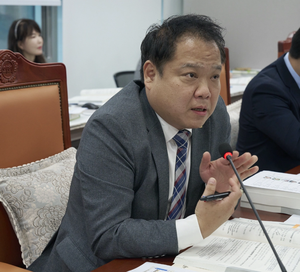 ▲조병진 의원이 7월 22일 열린 경기도교육청 업무보고에서 공교육 중심의 진학지원 인력 확충과 검정도서 가격 결정 구조 개선을 촉구하고 있다. (사진=경기도의회)