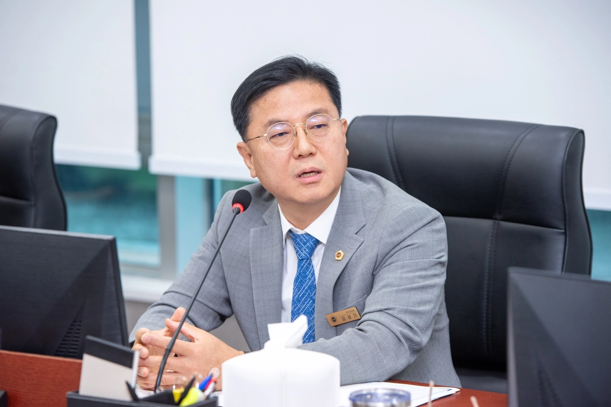 ▲김성기 의원이 21일 열린 경기도의료원 업무보고에서 환자 중심 보건의료 제도화 및 공공의료 거점 기능 강화를 주문하고 있다. (사진=경기도의회)