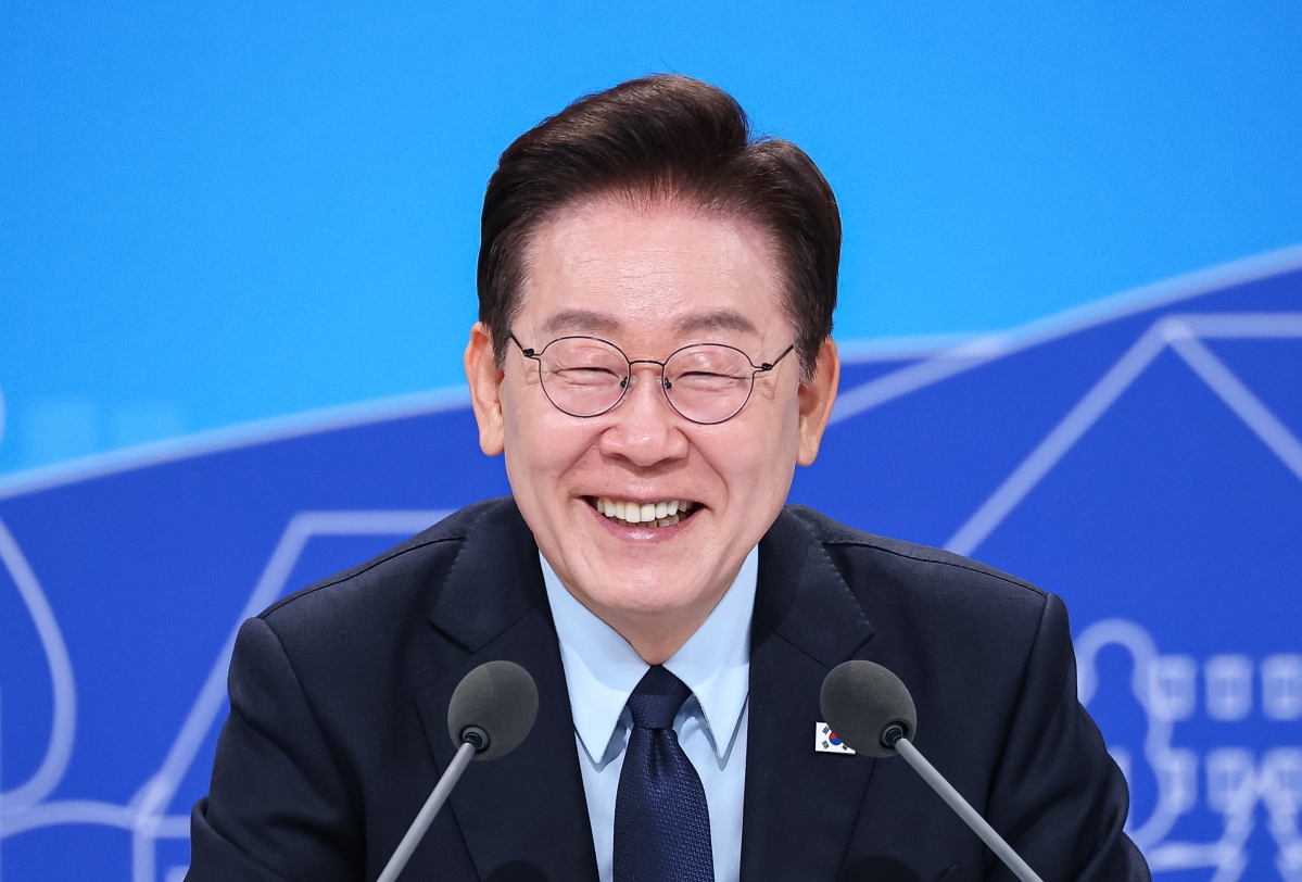 미소 짓는 이재명 대통령