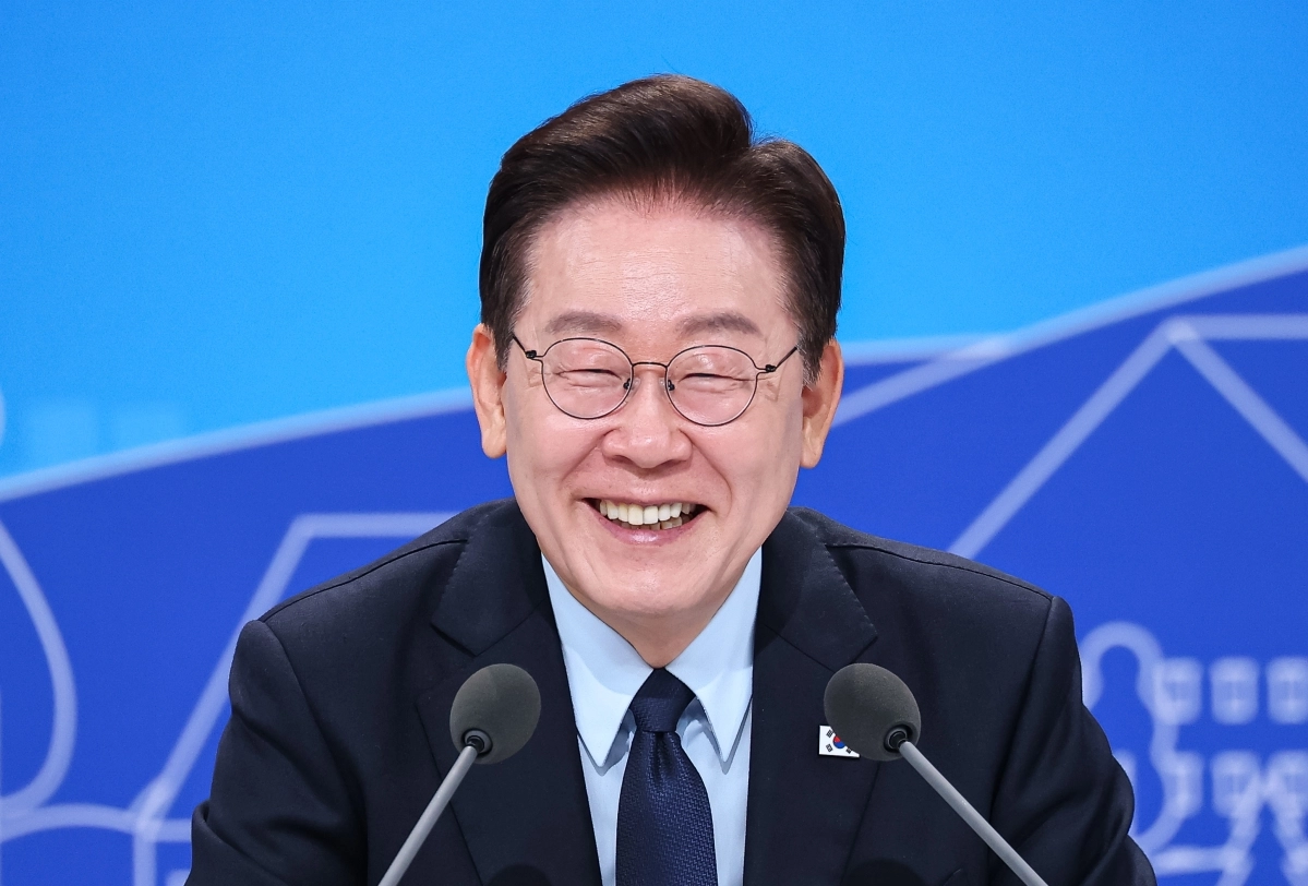 미소 짓는 이재명 대통령