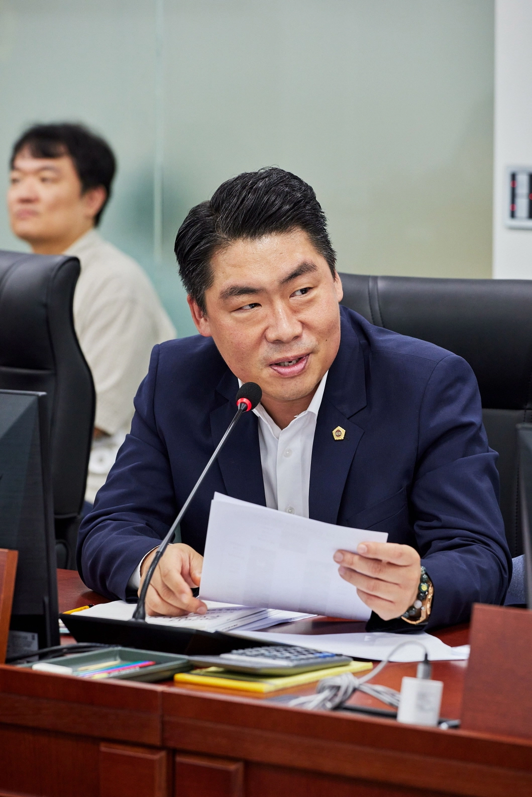 ▲유경현 의원이 22일 열린 의회사무처 업무보고에서 신속하고 효율적인 자치법규 입법 검토 및 지원 체계 개선을 주문하고 있다. (사진=경기도의회)