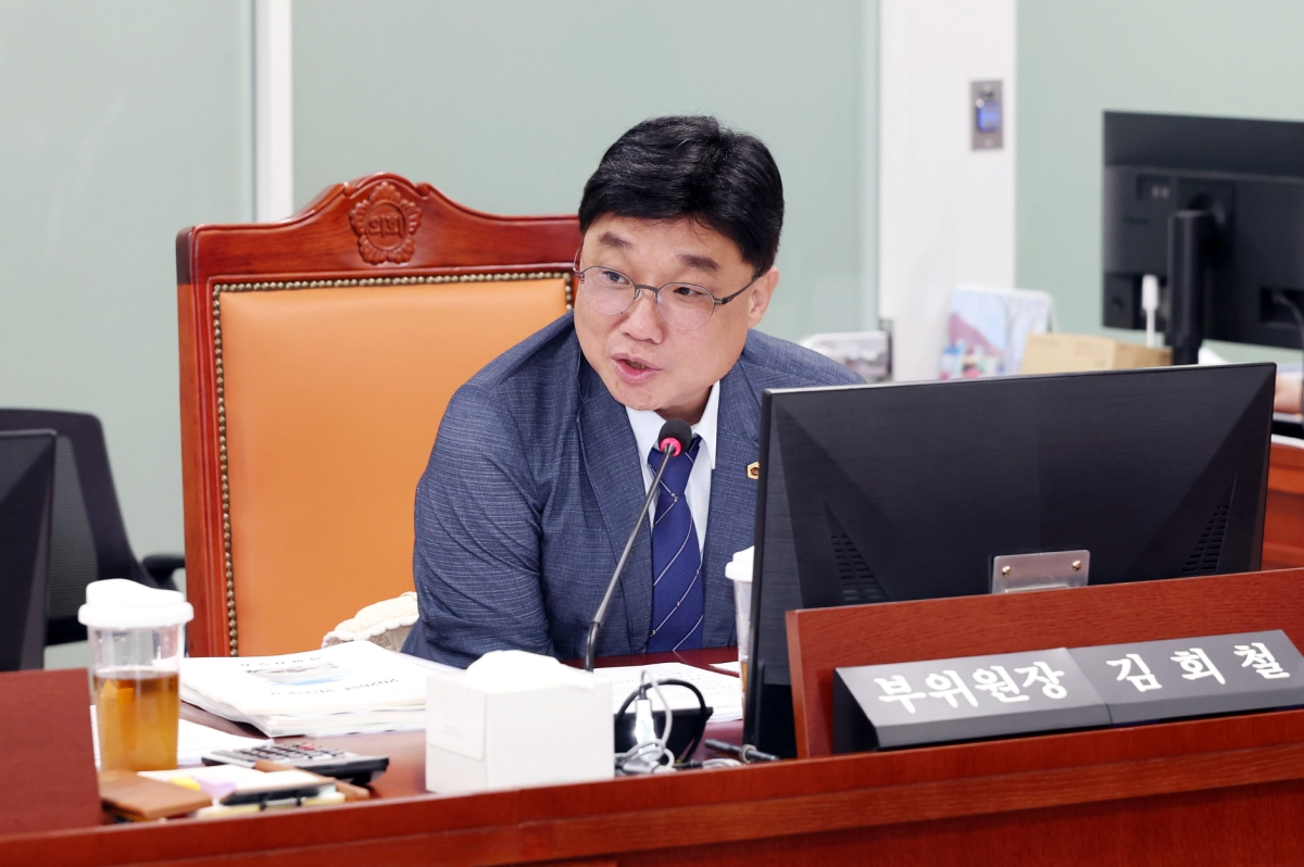 ▲김회철 의원이 제12대 전반기 의회운영위원회 회의에서 의정활동 및 의회 운영 방향에 대해 발언하고 있다. (사진=경기도의회)