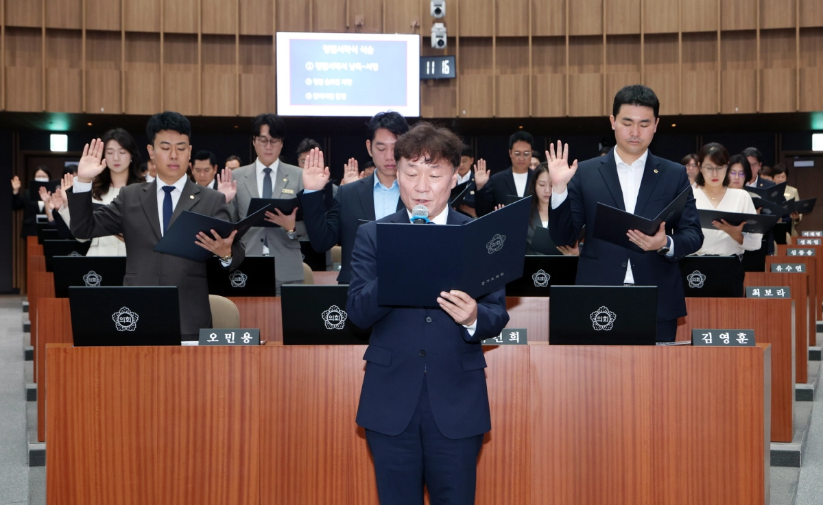▲남종섭 의장과 도의원들이 23일 본회의장에서 열린 ‘2026년도 청렴도 제고를 위한 청렴서약식’에서 청렴서약서를 낭독하며 공정한 의정활동을 다짐하고 있다. (사진=경기도의회)