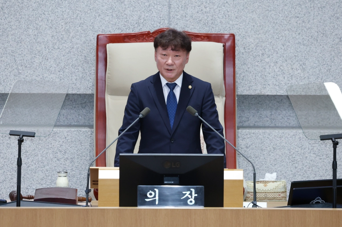▲남종섭 의장이 23일 열린 제392회 임시회 제4차 본회의에서 개회사를 통해 ‘사람 중심·민생 중심’의 의정활동 방향을 발표하고 있다. (사진=경기도의회)