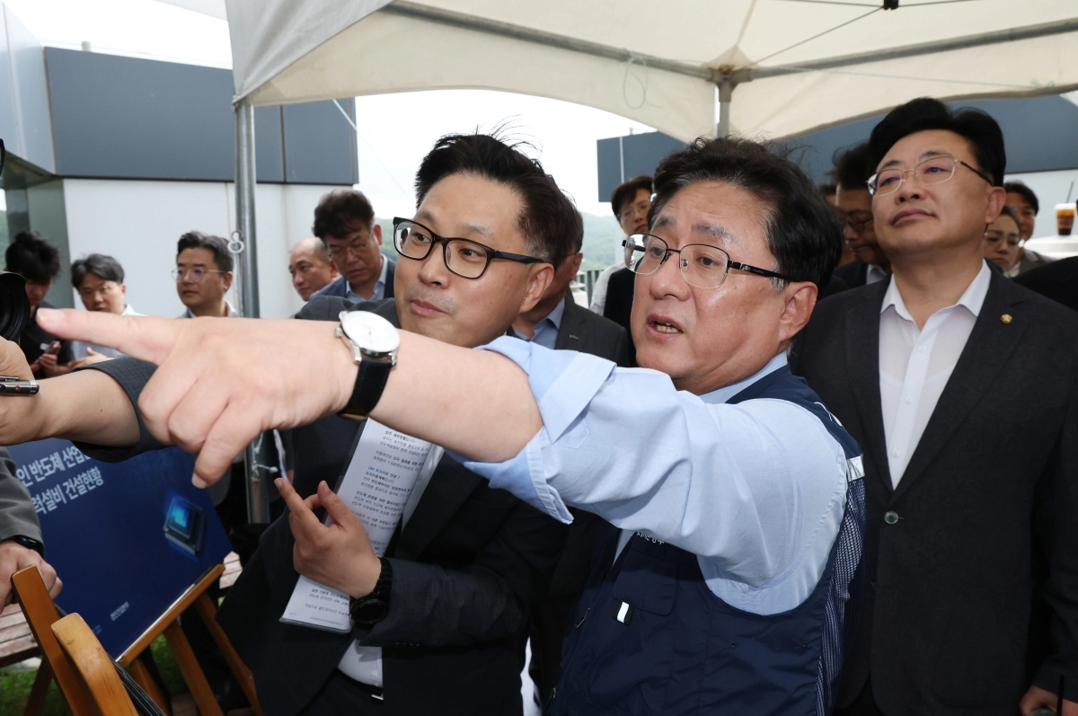 김성환 기후에너지환경부 장관이 22일 경기 용인시 처인구 이동읍 용인 반도체 국가산단 부지에서 현황 브리핑을 듣고 있다. 뉴스1