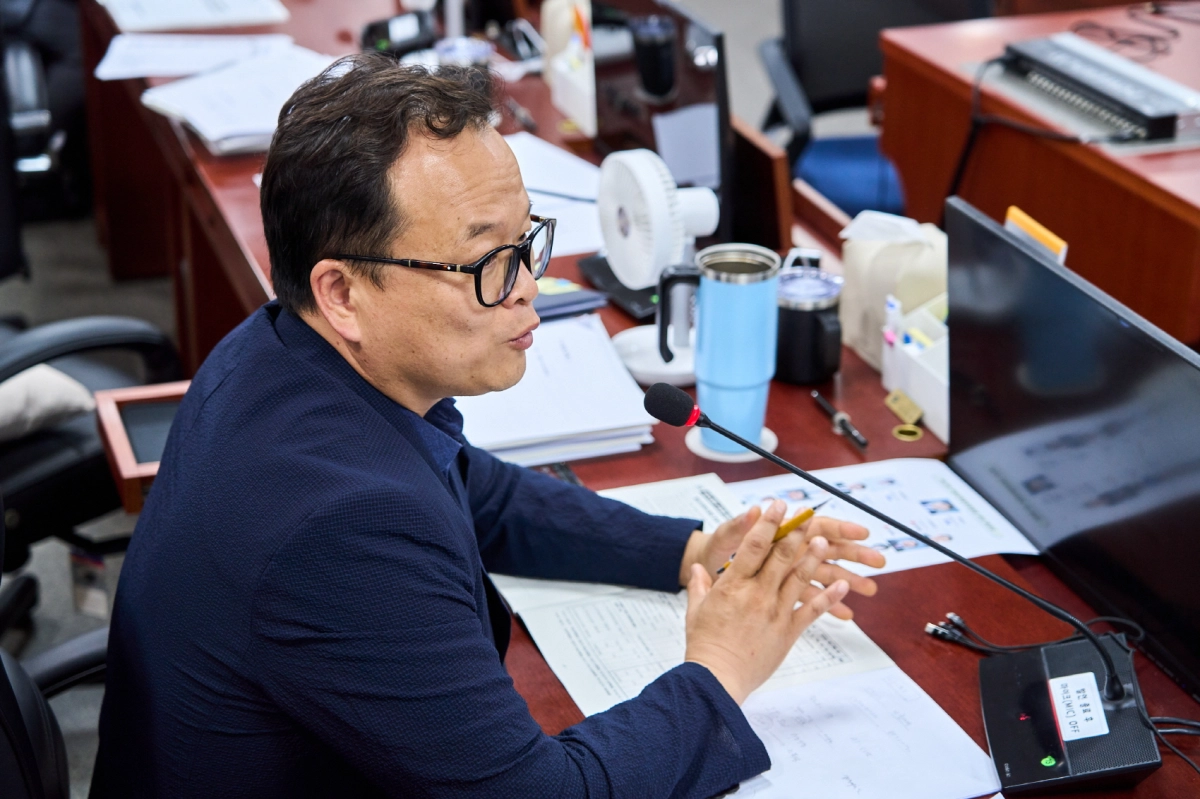 ▲임창휘 의원이 21일 열린 차세대융합기술연구원 업무보고에서 R＆D 성과의 도민 환원 체계 구축과 공공기관 간 연계 방안을 제안하고 있다. (사진=경기도의회)